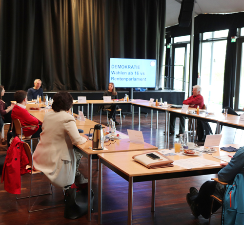 10 Jahre Stadt Puchheim – Veranstaltungsreihe „Der Runde Tisch“: Auftaktveranstaltung zum Thema Generationengerechtigkeit